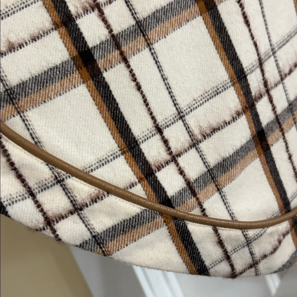 RECREO San Miguel Wool Cashmere Poncho. Leather lambskin trim. - Picture 6 of 8